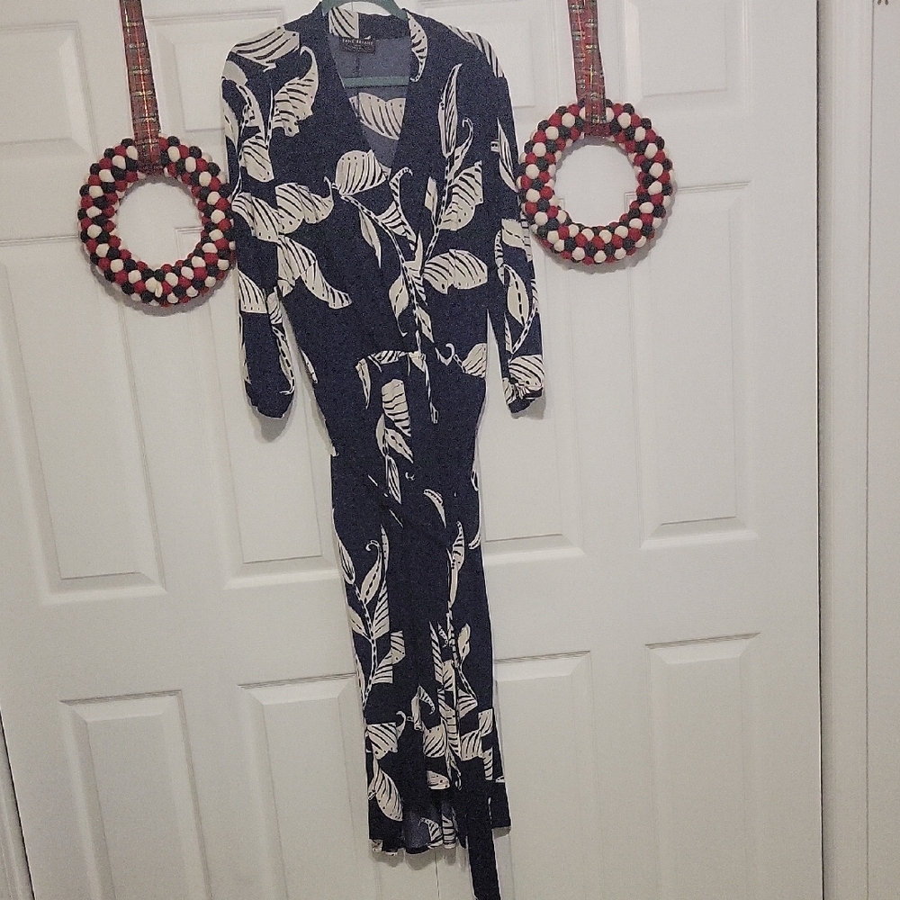 Lane Bryant Plus Size 22/24 faux wrap. Navy and White Leaf Print Dress.